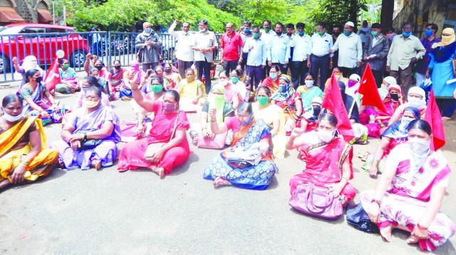 ಸಂಕಷ್ಟದಲ್ಲಿರುವ ಕಾಮರ್ಿಕ ಕುಟುಂಬಗಳಿಗೆ ನೆರವು ನೀಡಬೇಕೆಂದು ಆಗ್ರಹ